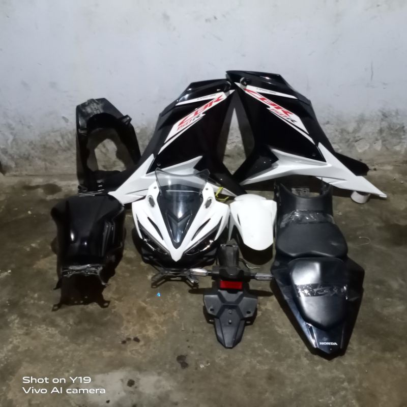 body set body satu set cover body cbr150r hitam putih