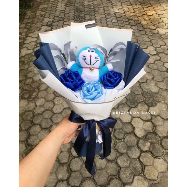 [READY] BUKET DORAEMON BUKET WISUDA BUKET HADIAH WISUDA - BUKET BONEKA WISUDA