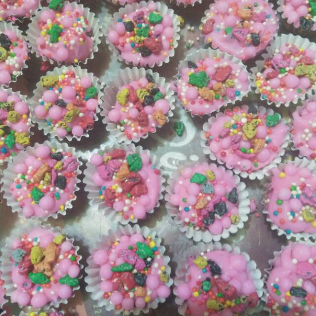 

Kue coklat warna warni pelangi