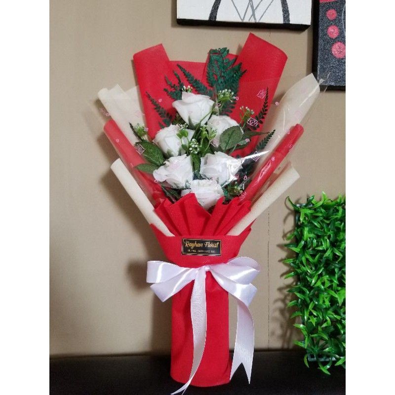 Bouquet bunga mawar palsu