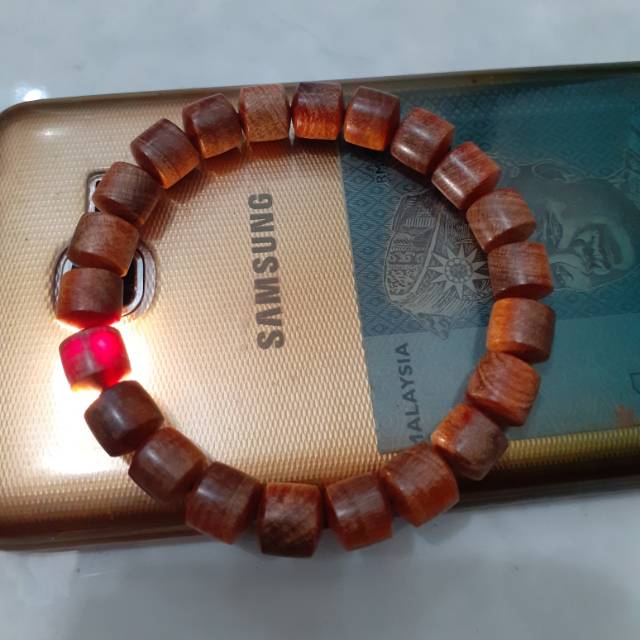 Gelang kayu rajah merah agatis