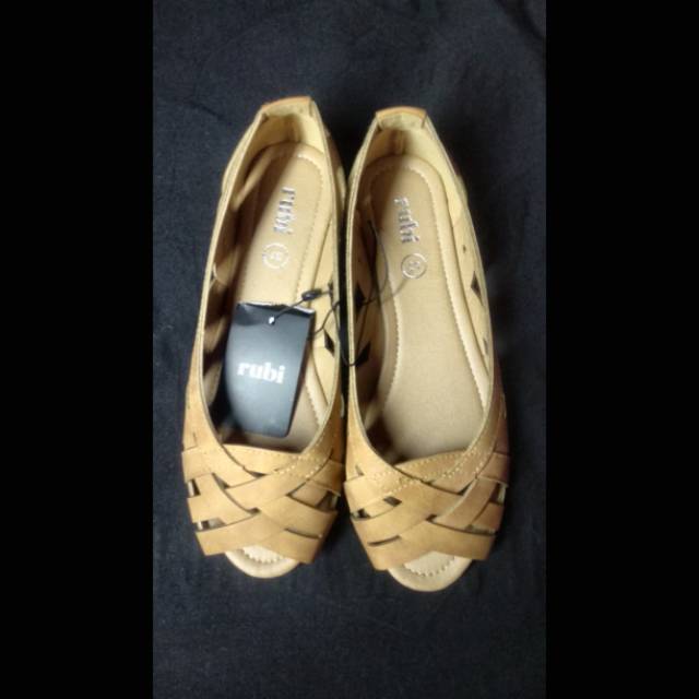 Sepatu wanita merk Rubi