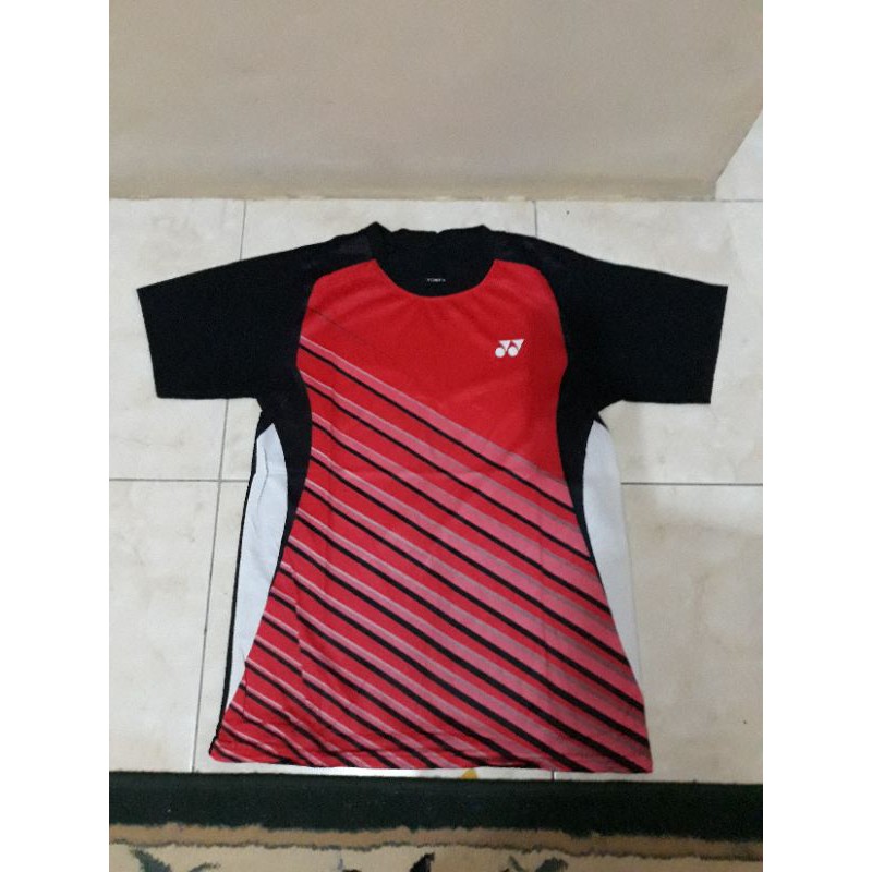 KAOS BADMINTON YONEX PRINT GARIS MIRING MERAH