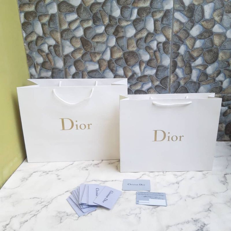 

Paperbag DR Gold Size Besar Kotak Sepatu Kartu Sertifikat Branded Terkenal
