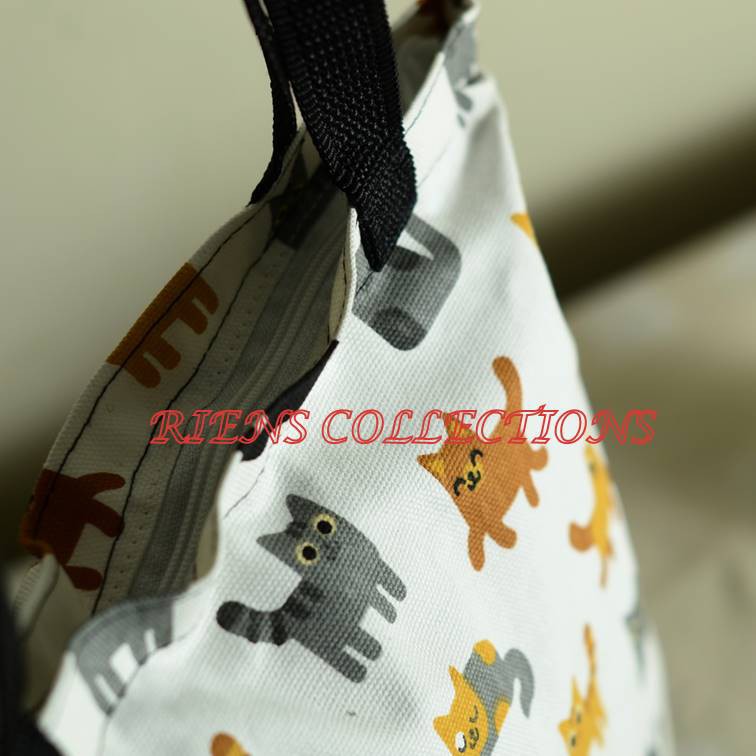 TOTEBAG KANVAS . TAS KANVAS MOTIF KUCING LATAR PUTIH. RIENS COLLECTIONS