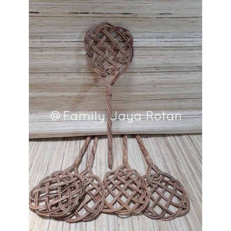 Sapu kasur rotan / tepak kasur rotan