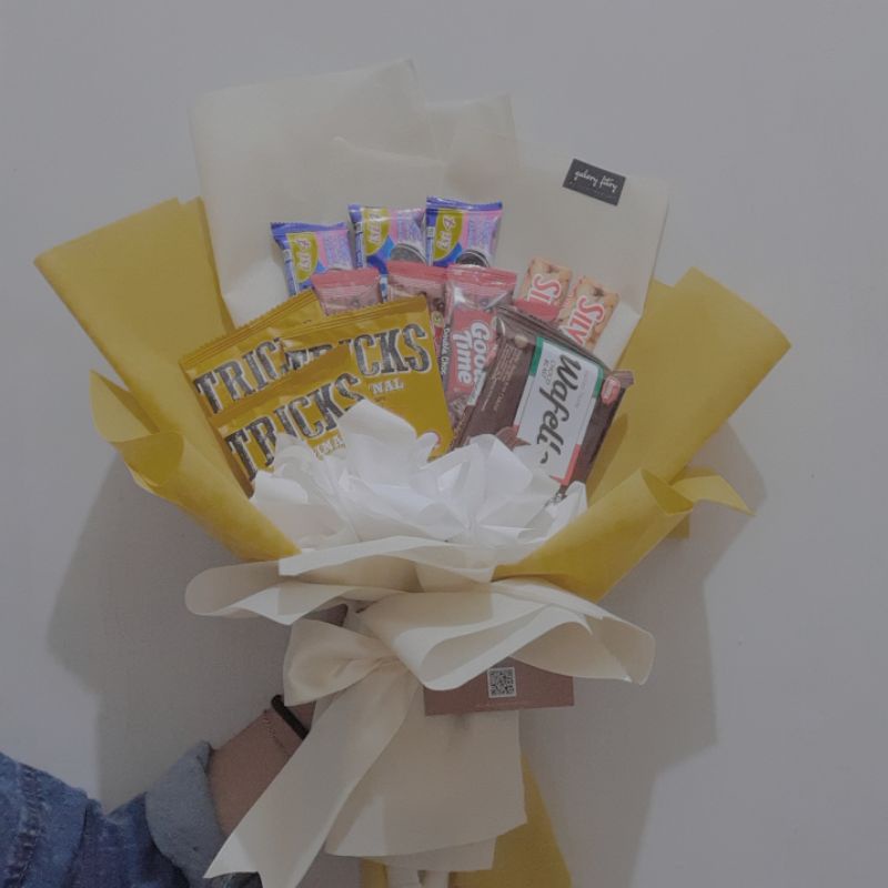 

Bucket/Bouquet/hadiah snack wisuda by gallery Fitri