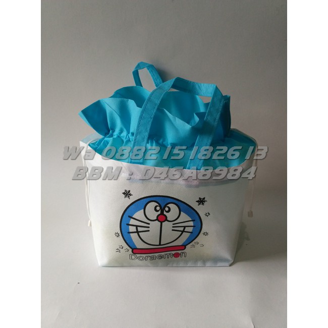 

Tas Ulang Tahun Anak Kartun DORAEMON| Tas Serut Box Nasi Ukuran 20x20cm