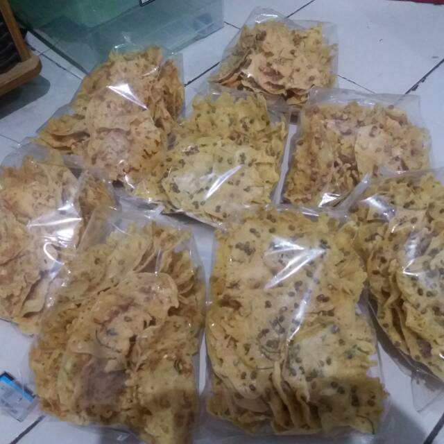 

peyek kacang tanah, kacang hijau dan rebon
