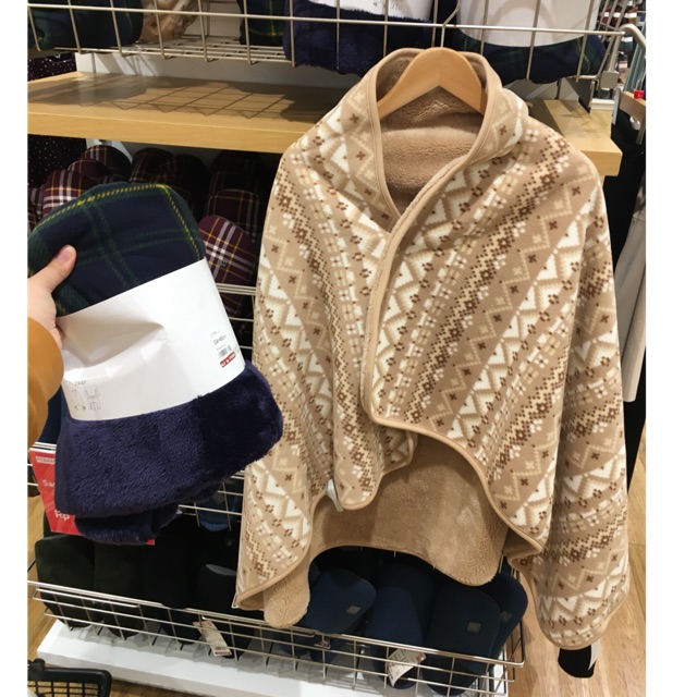 UNIQLO fleece blanket