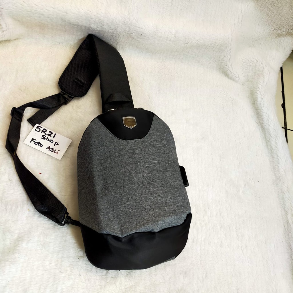 TAS SELEMPANG FASHION PRIA 19016 anti-pencurian Kunci Sling Bag Mode Tahan Air USB slot + cable