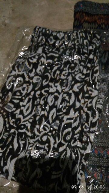 Rok Pendek Jumbo Plisket Yohana Midi Skirt Batik