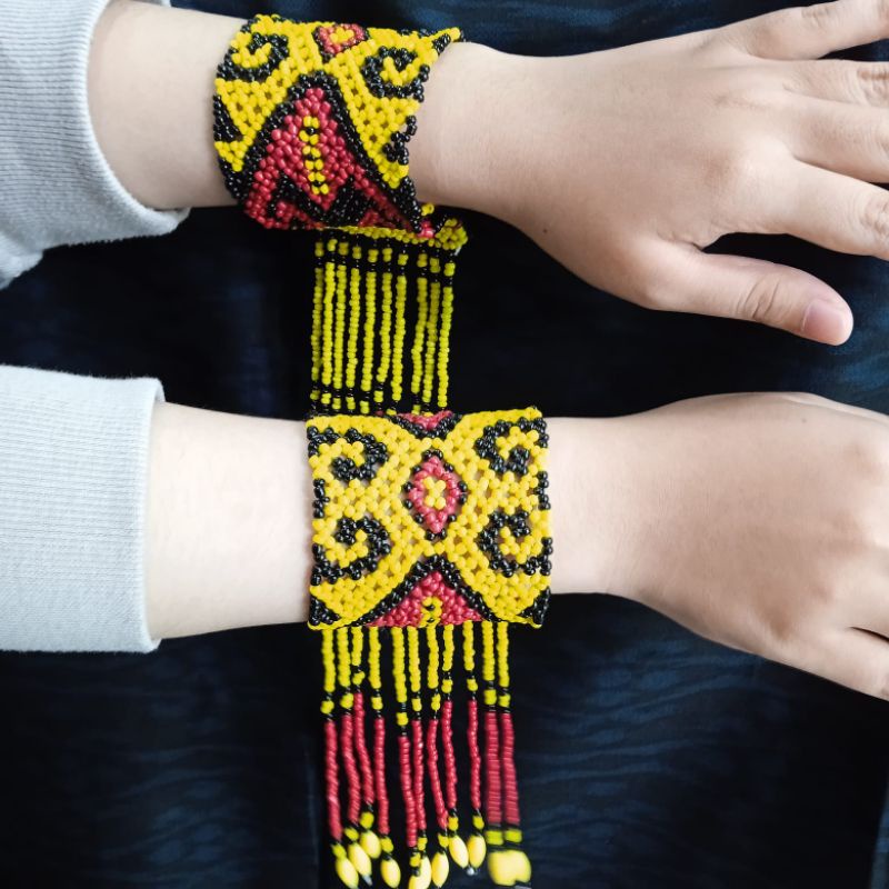 gelang manik rumbai dayak kalimantan