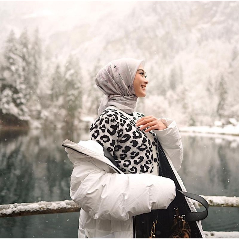 Buttonscarves Nada Series in Dis