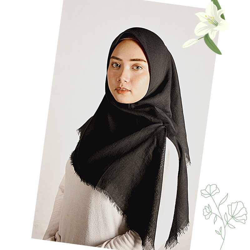 Hijab segi empat hitam rawis