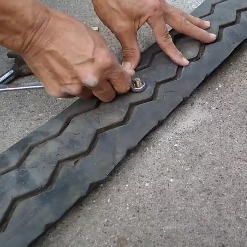Polisi Tidur atau speed bump dari ban truk 300cm x 9 x 3cm
