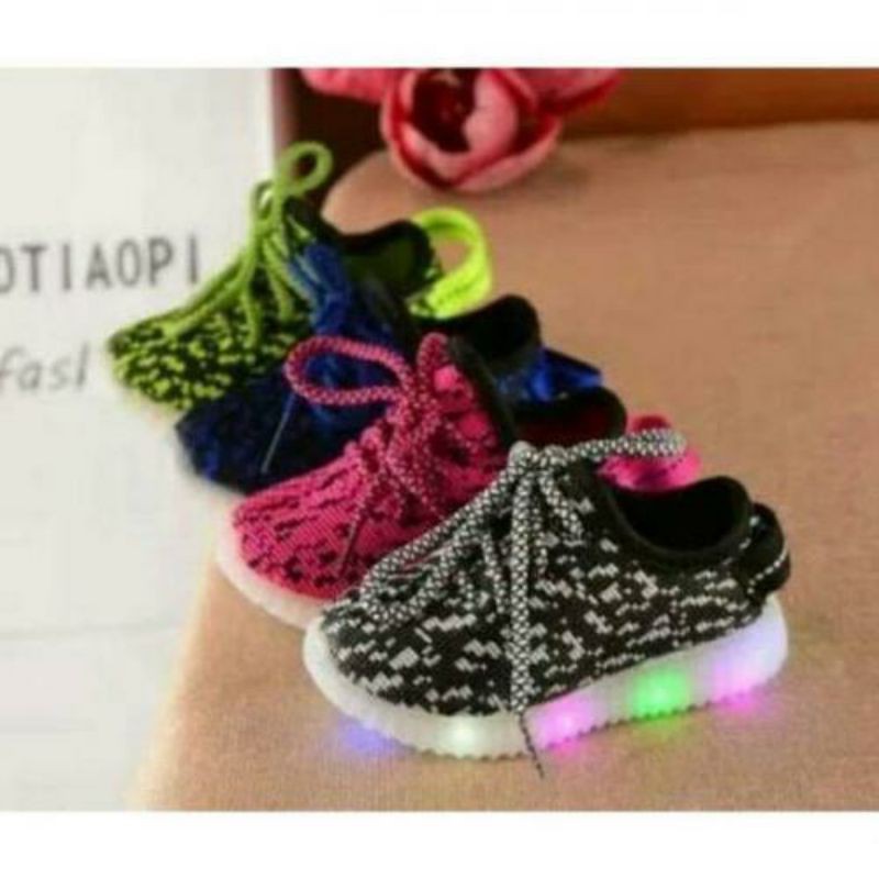 SEPATU YEEZY KIDS LED/SEPATU LED ANAK/SEPATU KARAKTER BAYI/SEPATU LAMPU LED