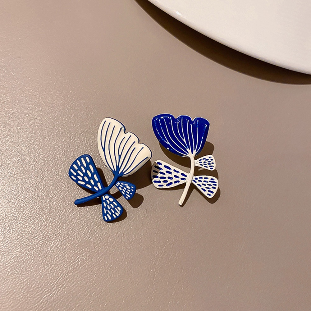 Anting Stud Bentuk Bunga Asimetris Warna Putih Biru