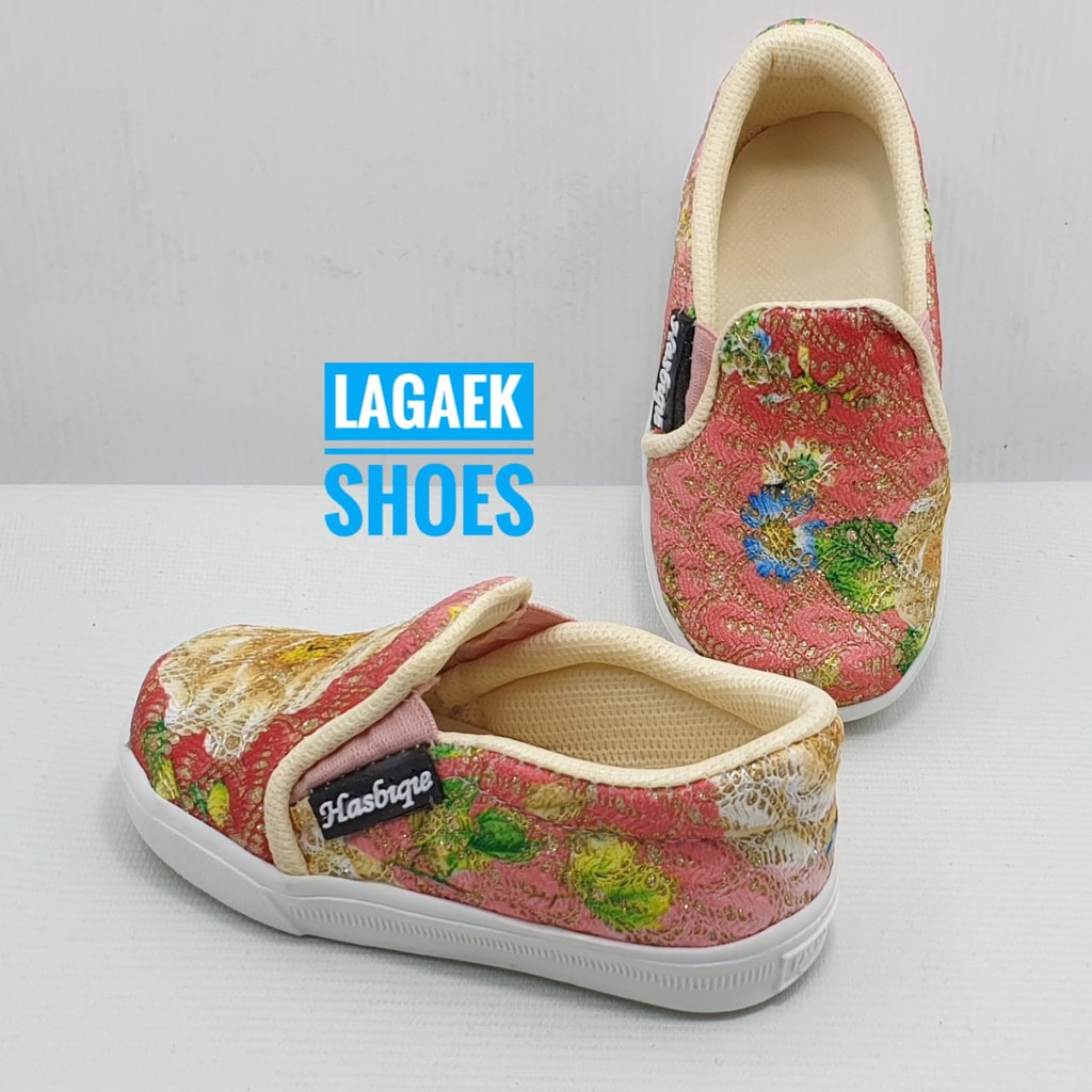 Sepatu Anak Perempuan Usia 3 4 Tahun Size 28 - 30  Slip On Bordir Bunga KREM - Sepatu Anak SALE