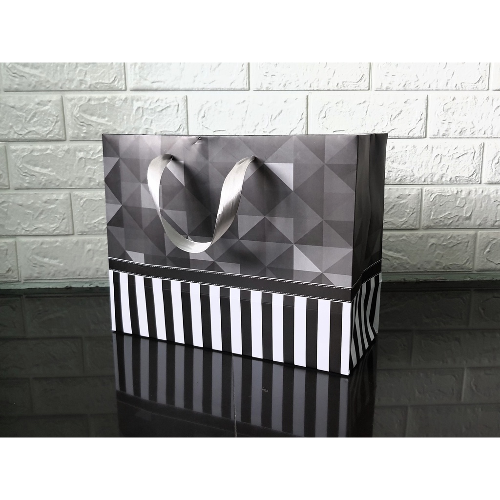 

Paper Bag Tas Kertas Elegant Stripe Black White Laminasi Doff Tali Pita Uk. 32,5 x 24 x 15 cm per pack isi 10 pcs