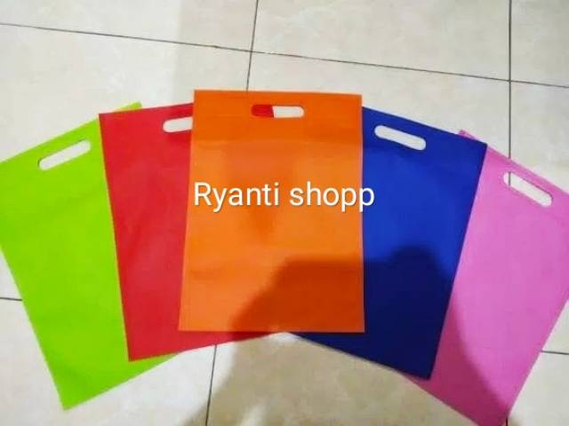 Tas Spunbond 75gsm model Plong/Oval uk25x35 cm / d cut /  spunbond / Plong / kain / press / kantong / Totebag / goodie / souvenir