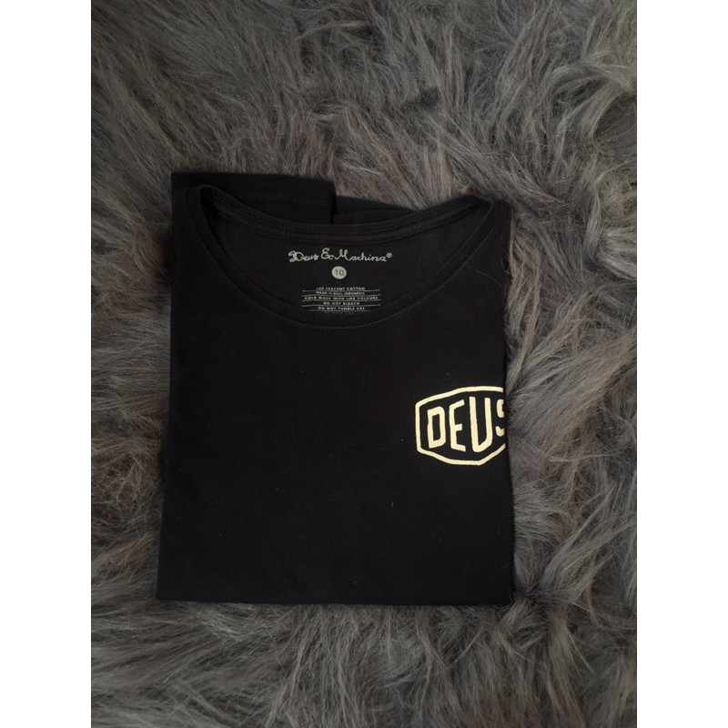 Preloved Kaos Tshirt Deus Ex Machina