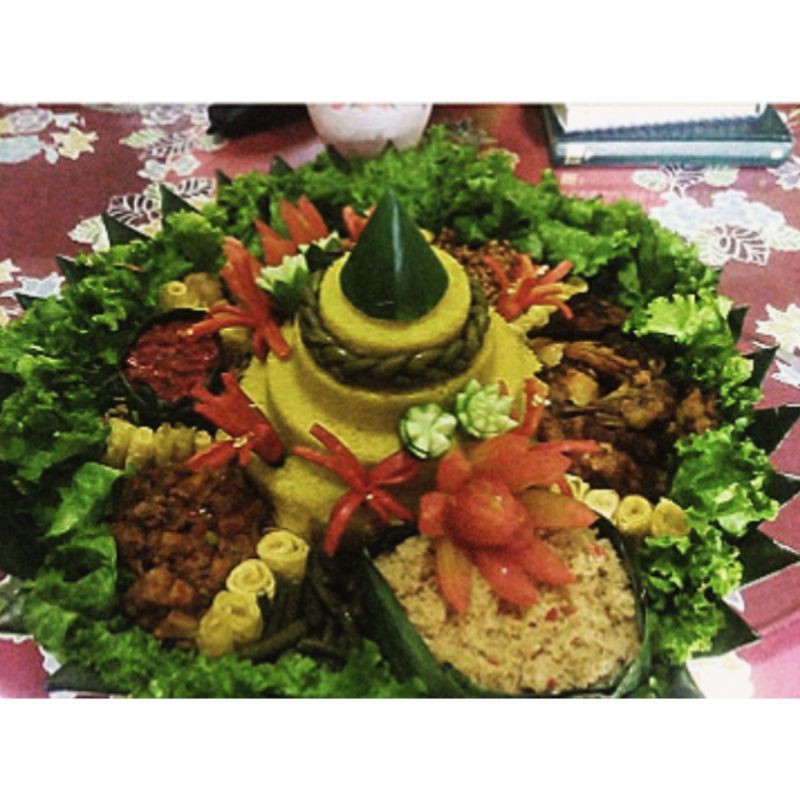 

Tumpeng Kuning Untuk 10 Orang 100% Halal