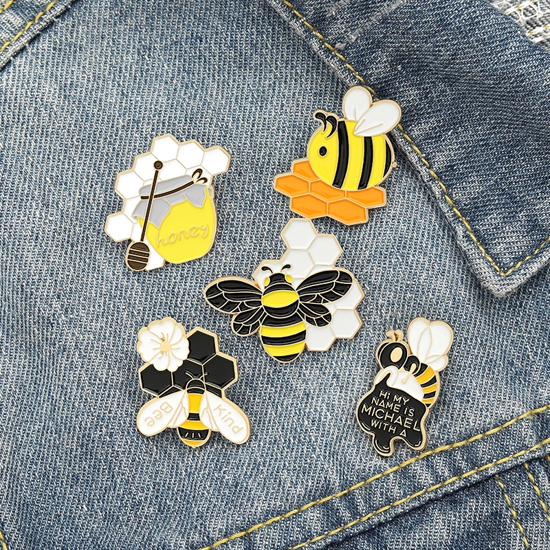 Set Bros Pin Enamel Bentuk Kartun Lebah Kuning Untuk Dekorasi Pakaian Wanita