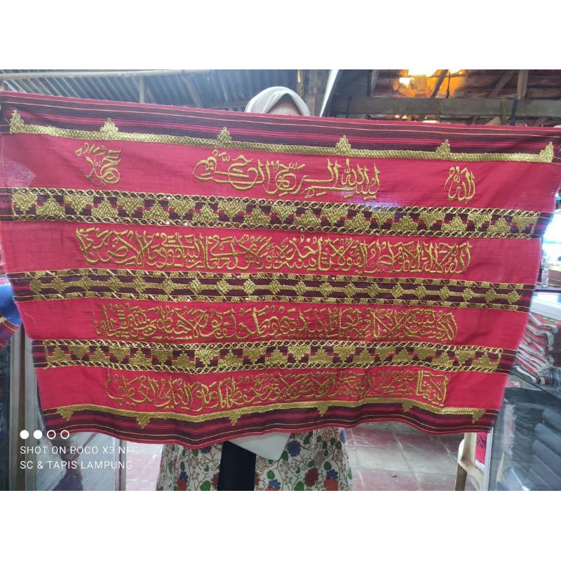 Kaligrafi tapis lampung merah dan biru
