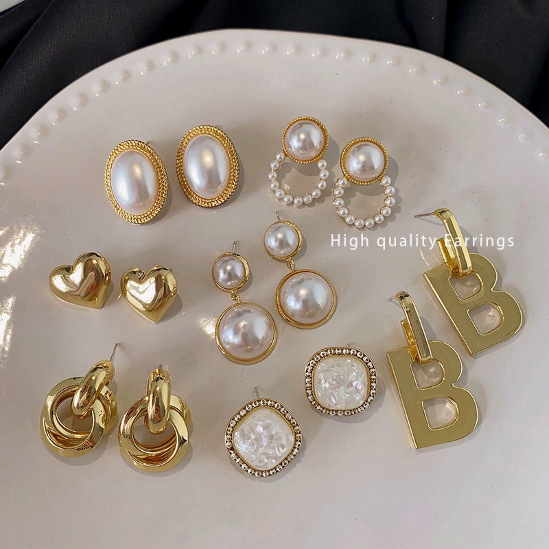 Anting Gantung Panjang Tusuk Gaya Korea Retro Baroque Aksen Mutiara Bahan Metal Untuk Perhiasan Wanita