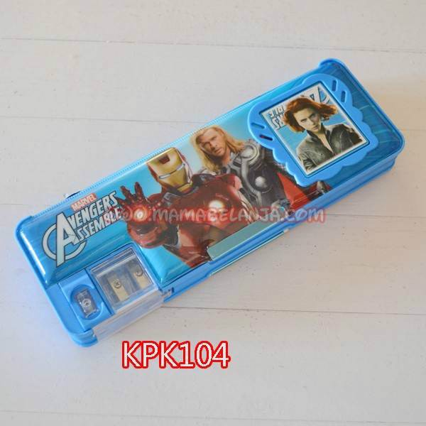 

KPK104 Kotak Pensil Sedang dan Kalkulator Marvel Avengers Assemble Biru