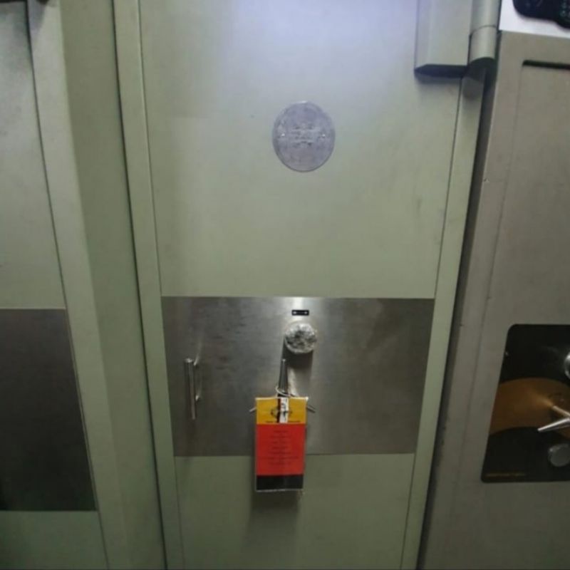 Brankas Solingen tinggi 180 cm