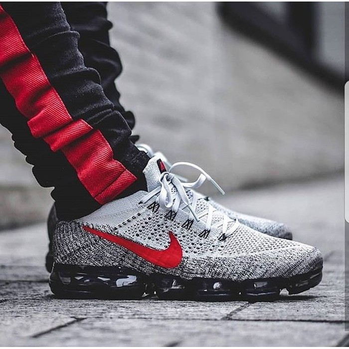 nike air vapormax grey red