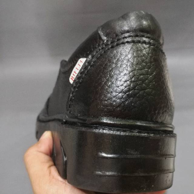 Sepatu Safety Pria Bahan Kulit Asli Ada Besi Di Ujung Untuk Melindungi Kaki