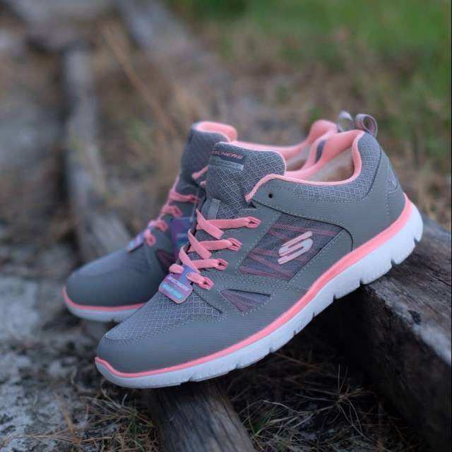 Skechers Lite weight 
Grey pink