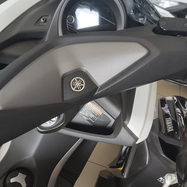 EMBLEM LOGO COVER STANG NMAX AEROX NEW NMAX  ASLI ORI YAMAHA 40D F1737 00
