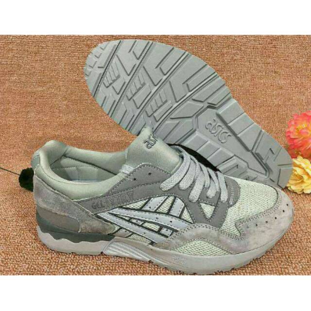 Asics gel lyte V light grey
Size 40-44 
Premium quality vietnam