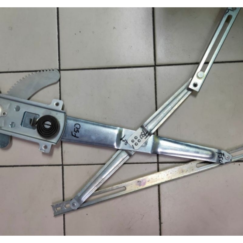 Regulator kaca pintu depan Daihatsu Taft F10 dan Taft F50