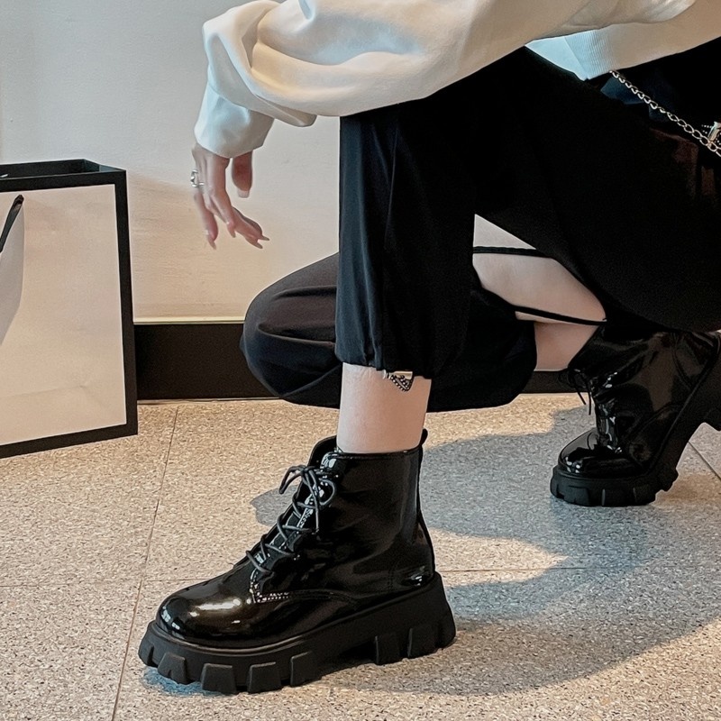 Sepatu bersol tebal JK Jepang renda hitam high-top Martin boots wanita Tinggi tumit 5 cm