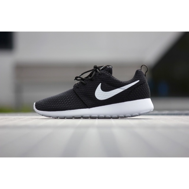 nike roshe one black and white