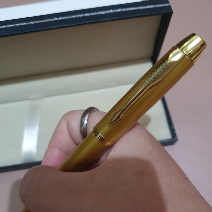 

OFFICE & STATIONERY ALAT TULIS PULPEN PARKER SONNET TW FULL GOLD KLIP EMAS FREE GRAFIR NAMA