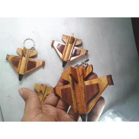 GANTUNGAN KUNCI MINIATUR PESAWAT BAHAN KAYU. SOUVENIR JOGJA. OLEH OLEH JOGJA. SOUVENIR LUCU. RIENS COLLECTIONS