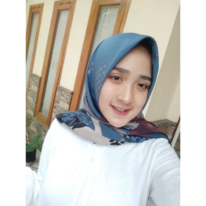 HIJAB SEGIEMPAT MOTIF VIOLETTA AZZURA SCARF