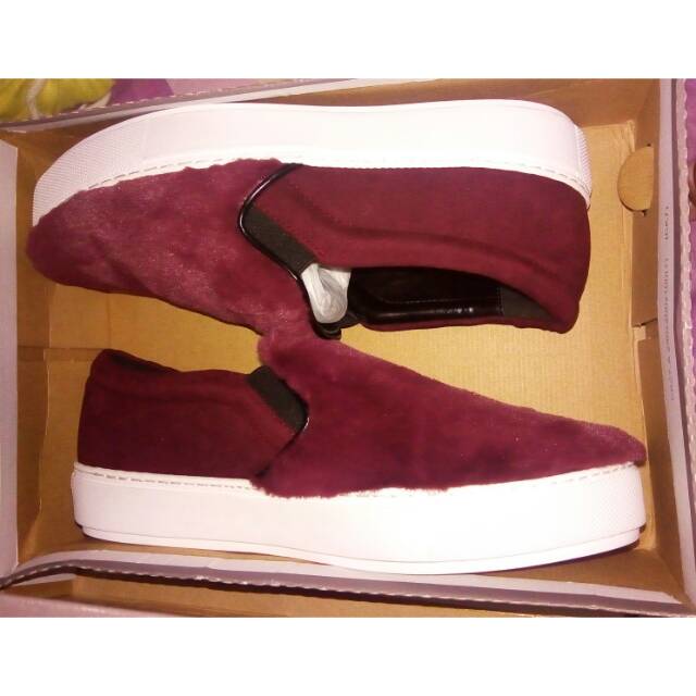 Sepatu charles and keith