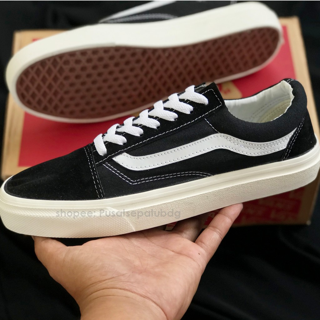 SEPATU VANS OLDSKOOLOG BLACK WHITE