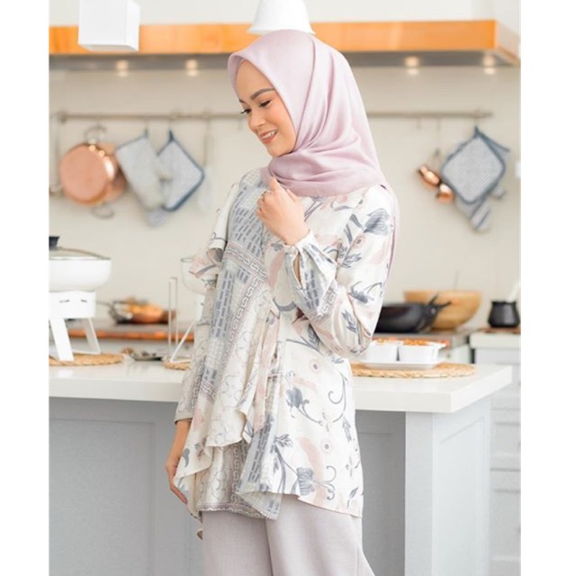 Kara Blouse Wearing Klamby