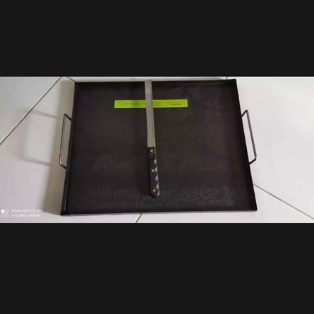 WAJAN DATAR KOTAK ANTI LENGKET UK 35X45 CM BAHAN BAJA HITAM + PISAU ROTI BAKAR DUA SISI PANJANG 31 C