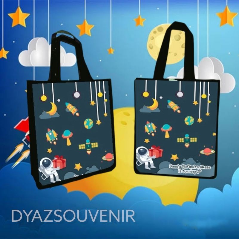 

Tas Ultah Astronot / TAS ULTAH PREMIUM / TAS GOODIEBAG ASTRONOT LUCU TAS ULTAH ANAK PREMIUM MURAH PROMO TAMBAH NAMA FOTO DLL