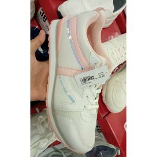  Sepatu  Sneakers wanita brand matahari merk Fladeo  245 ribu 