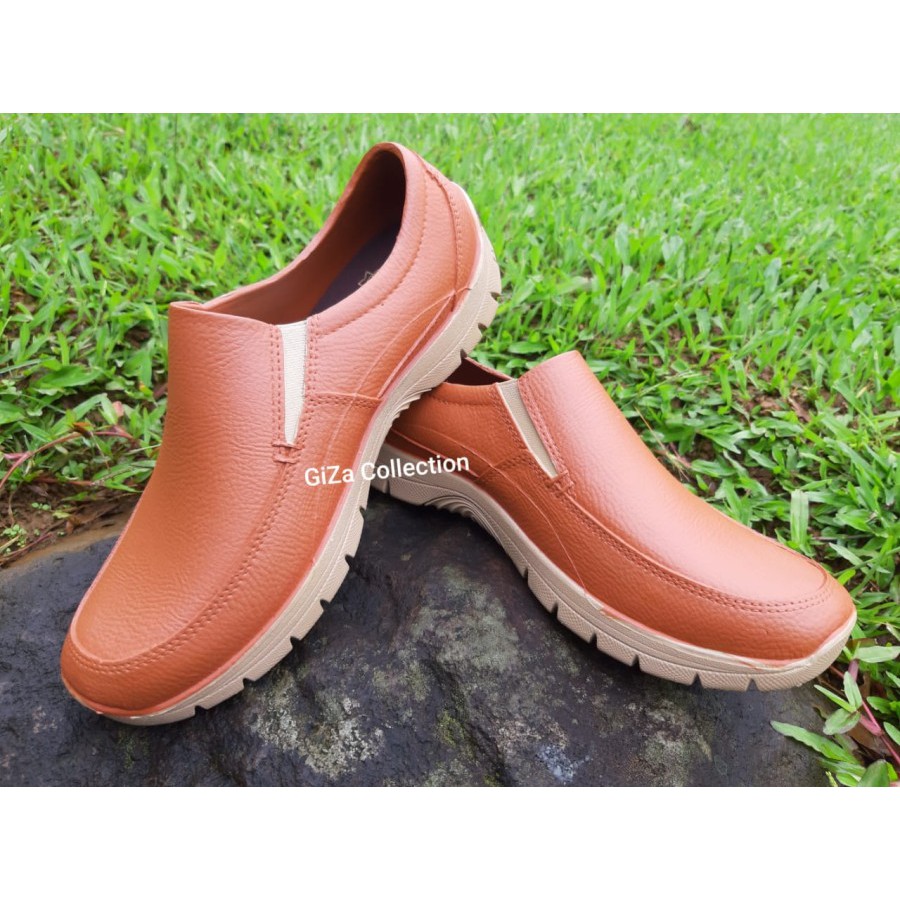 Sepatu Karet Pria Macho Bahan Karet Anti Air Tanpa Sambungan